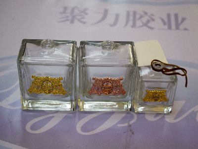 UV膠水，高強(qiáng)度無膠痕的玻璃和金屬粘接膠水！
